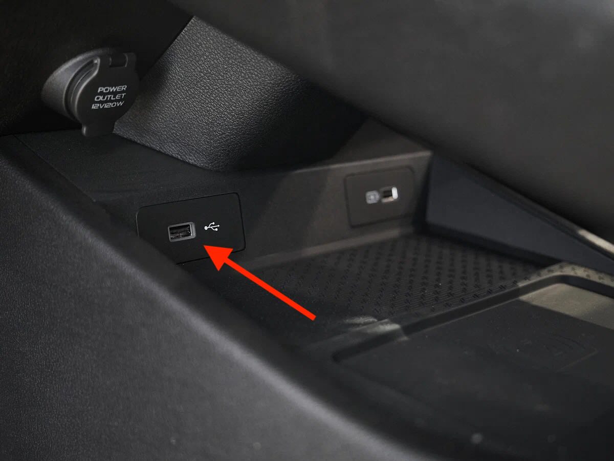 USB вход для подключени флешки на Geely Tugella / Knewstar 001